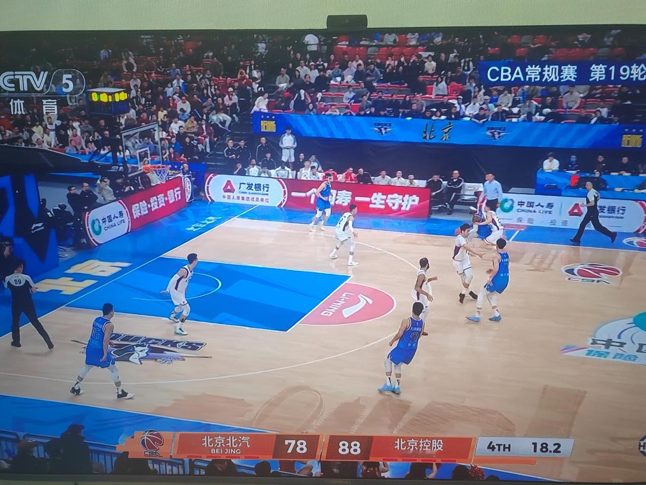 82：88，京城德比，北汽主场又输球了！
一个廖三宁，一个邹雨宸，把北汽队冲击的