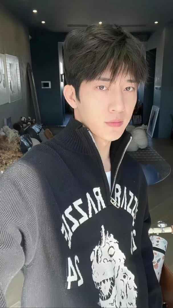 井柏然 魅魔 明明是很日常的表情，从他脸上过一遍就变得很有味道了，这就是魅魔的魔