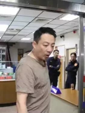 汪小菲发福了！大概是忙于和大曲线的官司忘健身了吧！

这是路人拍的，汪小菲去找大