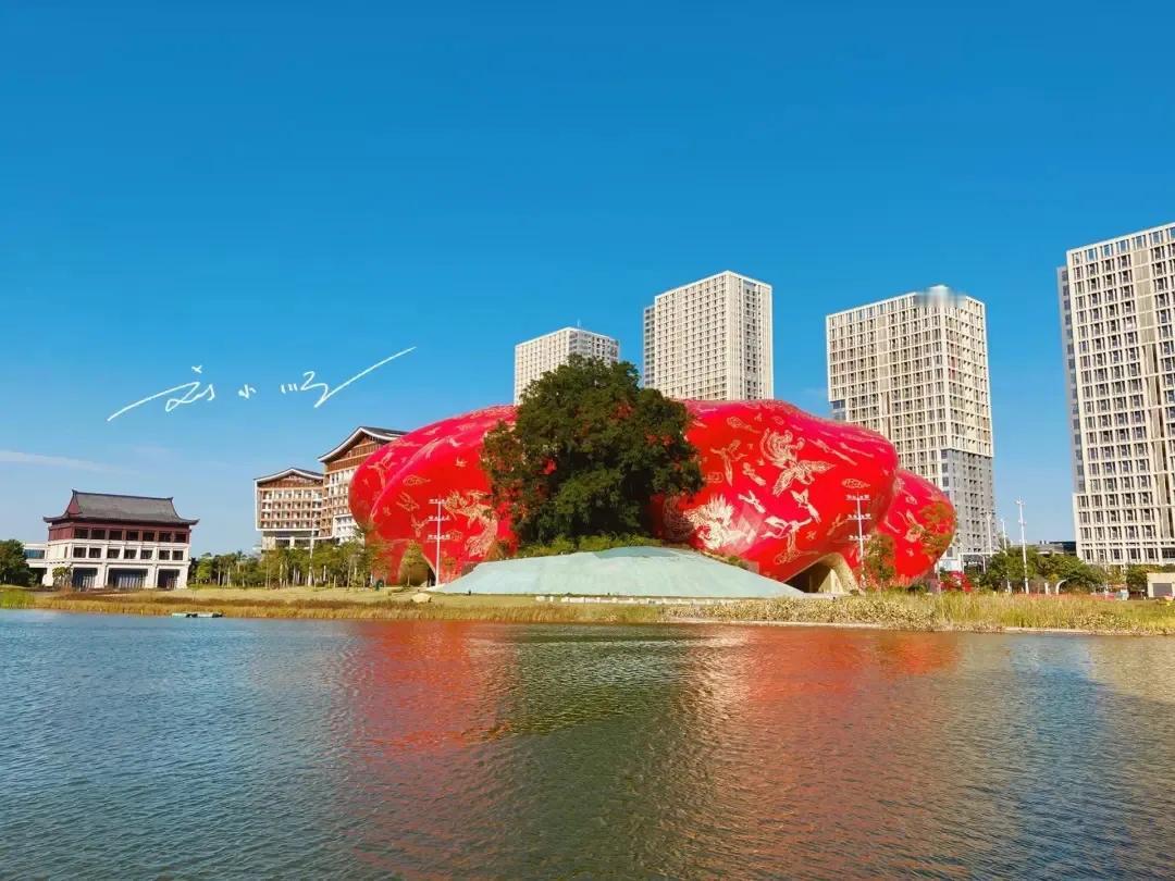 上次，当我在广州市的郊区花都区游玩时，发现了这么一栋造型很奇特的建筑，我的朋友们