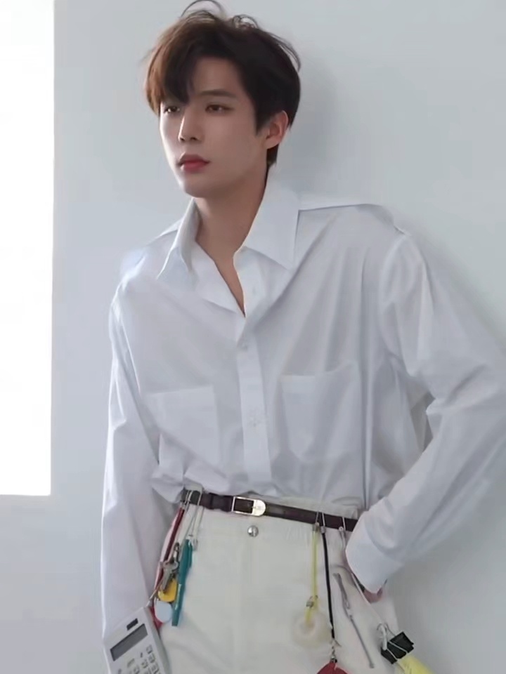 王安宇 光影勾勒清隽轮廓，眉眼间藏着温柔与锋芒，少年气与松弛感交织，每一帧都自带