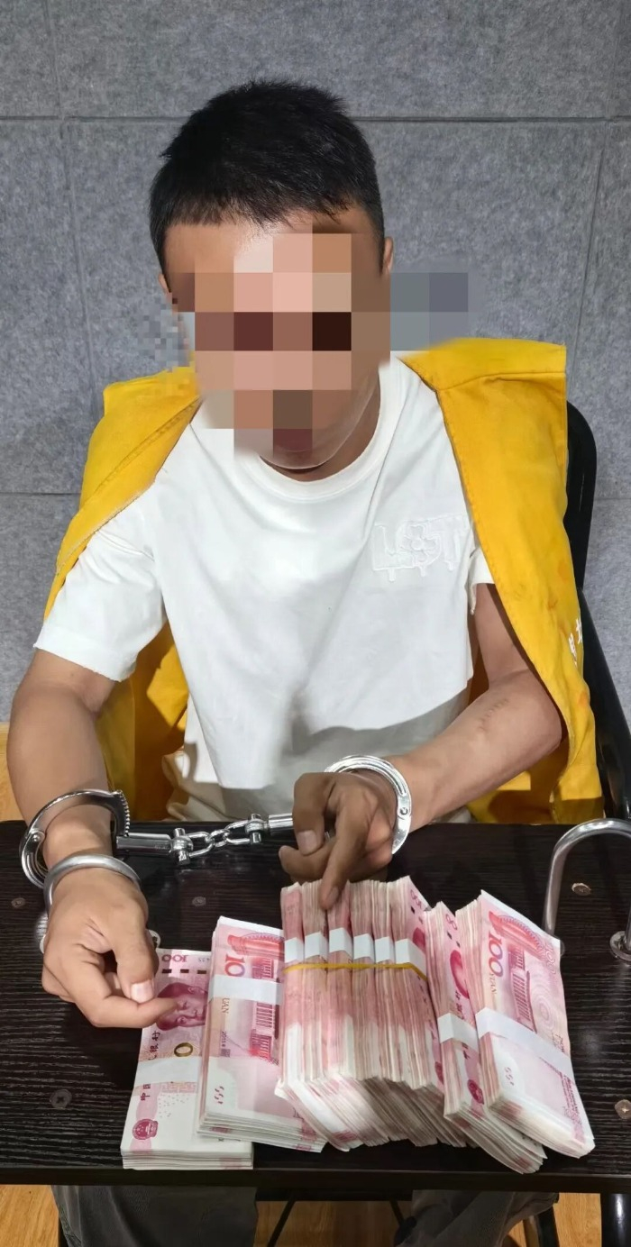 #女子执意给骗子送钱被民警拦下#【“我不会被骗！”挂断电话后，她带着10万现金直