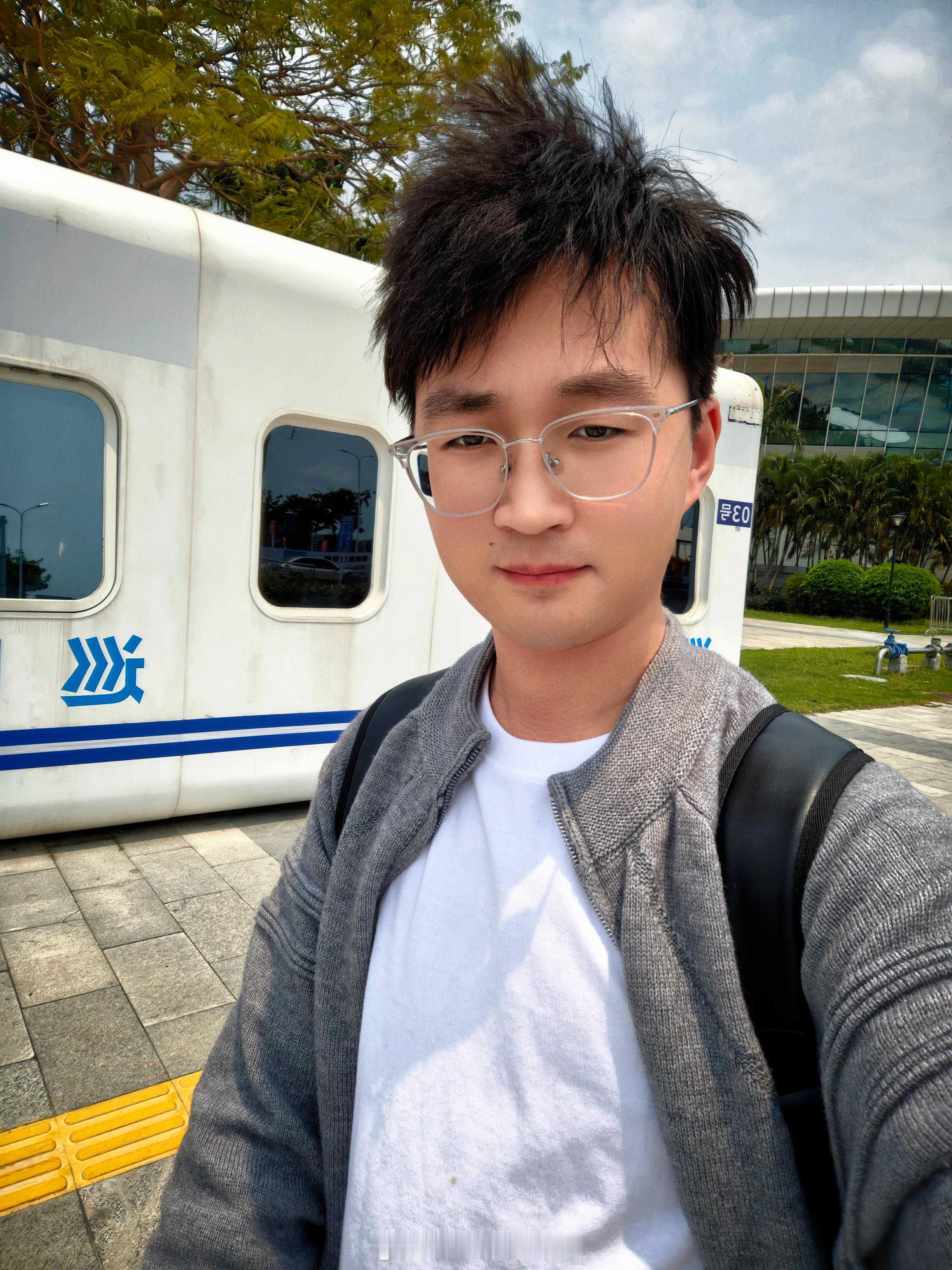 落地深圳，走在路上成了焦点……他们不会觉得我肾虚吧 深圳·深圳宝安国际机场