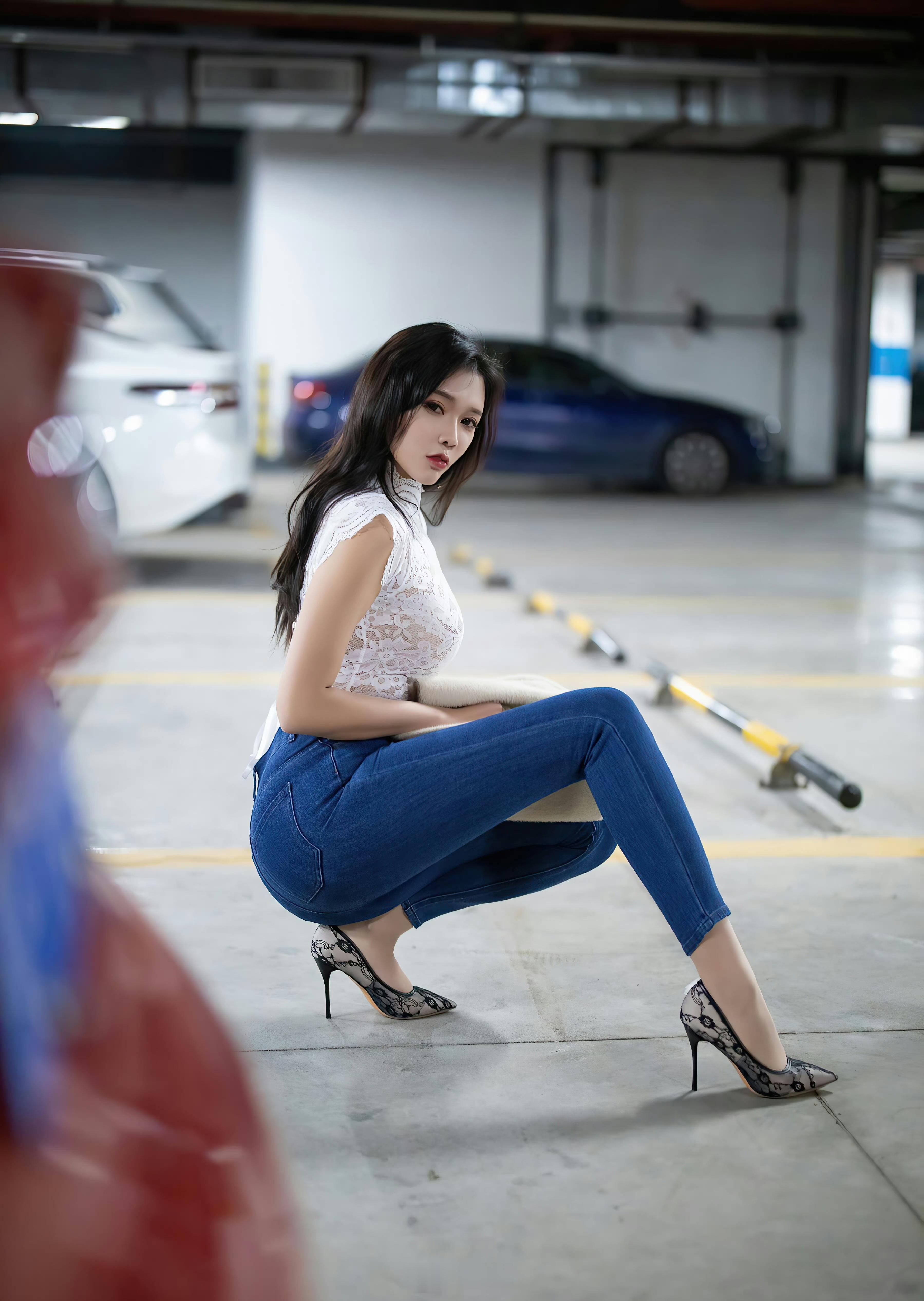 地下停车场拍照的女孩子 ​​​