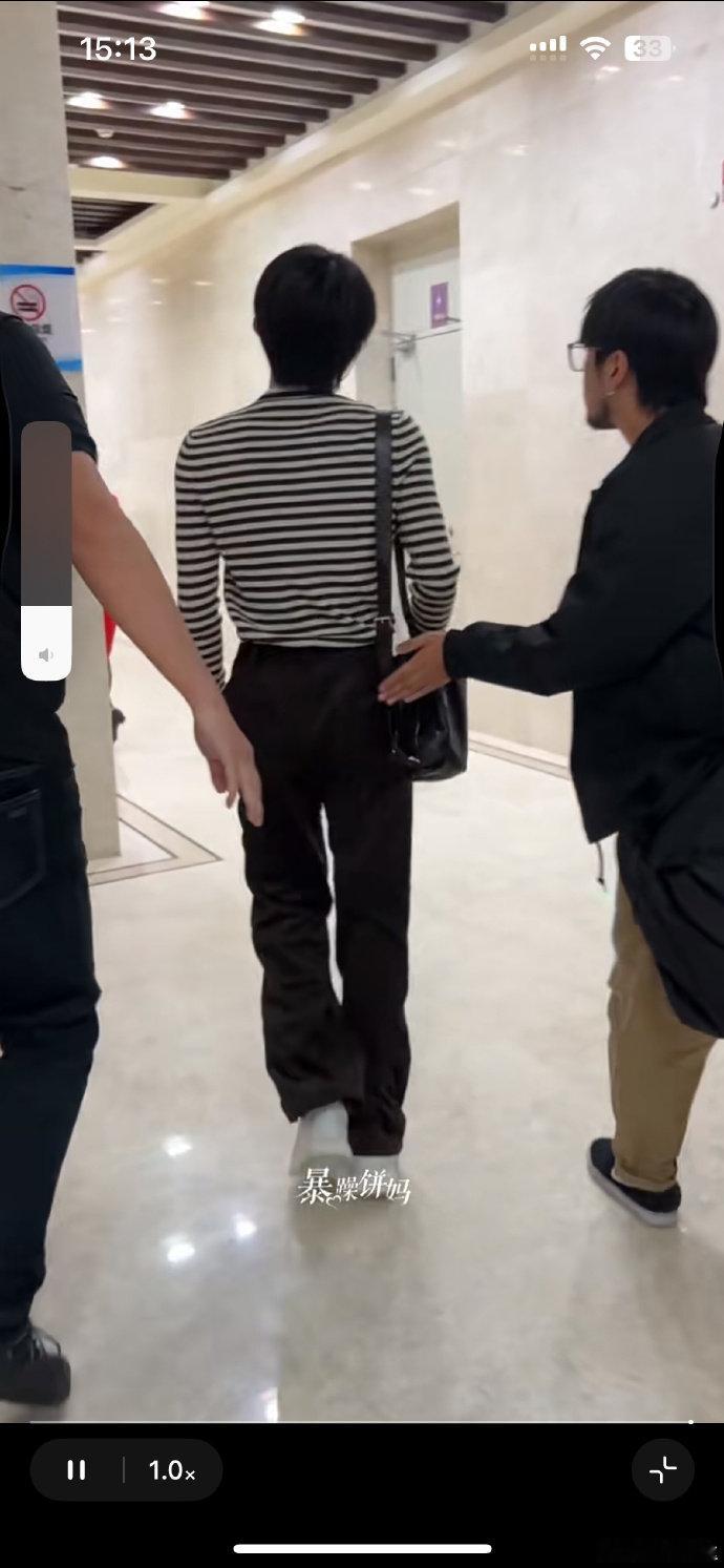 苏新皓紧身条纹上衣 ​​​​苏新皓紧身条纹上衣，好瘦好薄一小孩~ ​​​