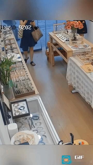 网友震惊了:一孕妇进去一家饰品店里逛，店里当时应该是没有人。柜台上摆了很多饰品，