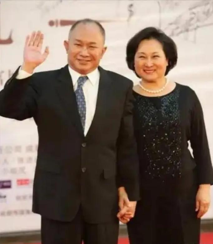 2012年，名导吴宇森查出淋巴癌，变卖了北京的房产去美国治病。谁料8年后，妻子牛