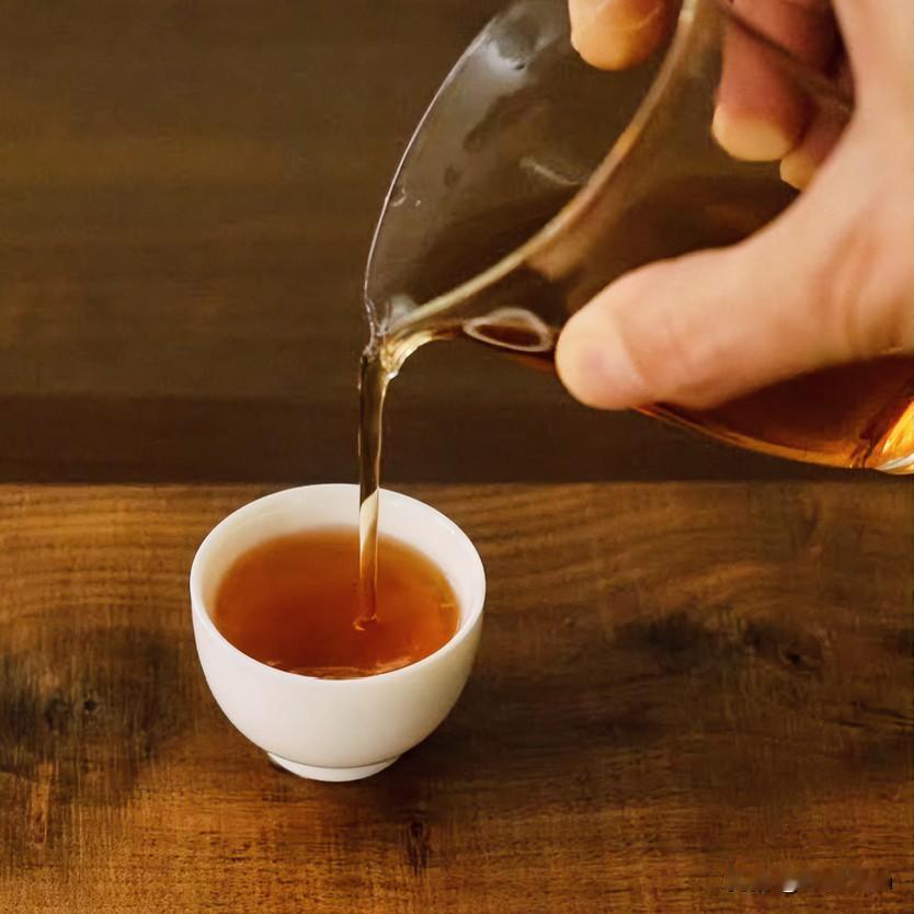 喝茶为什么追求春茶?

同一罐茶，深夜加班时泡出来是苦的，清晨山间泡出来却回甘—