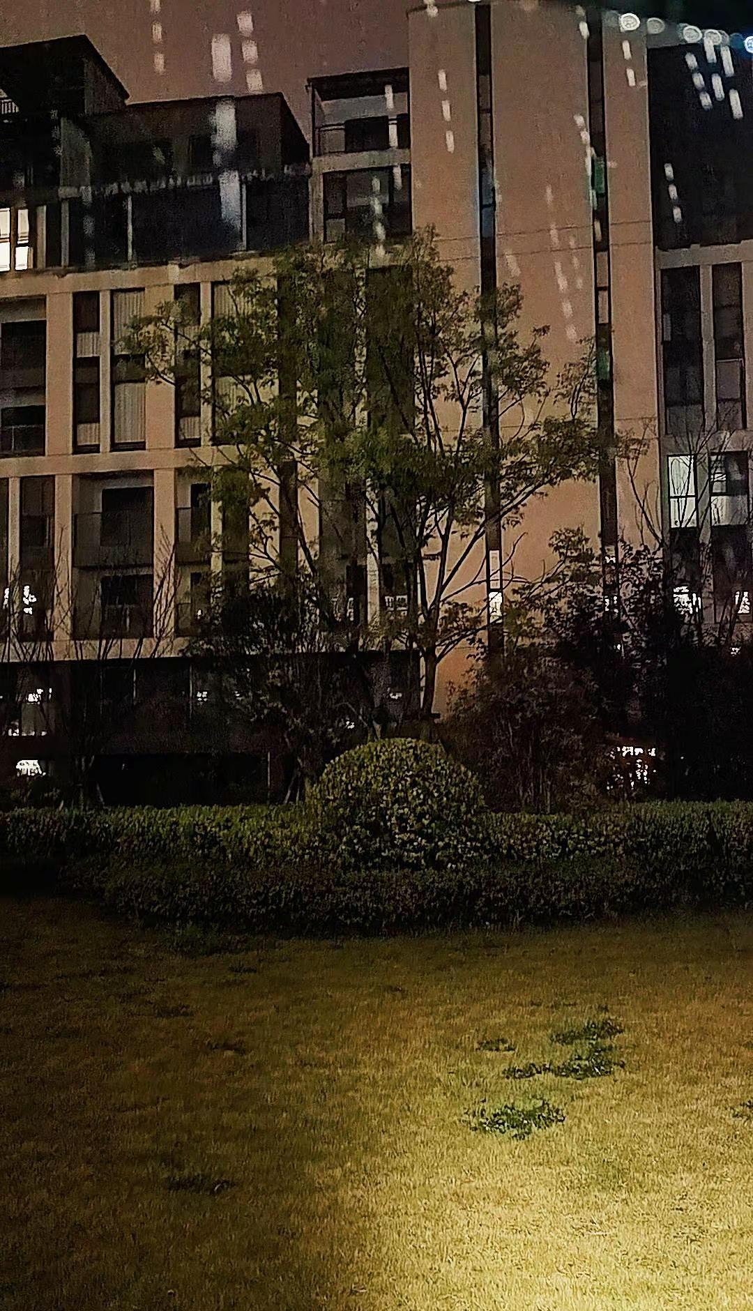 把烦恼丢进雨里  让温柔留在心里下雨天