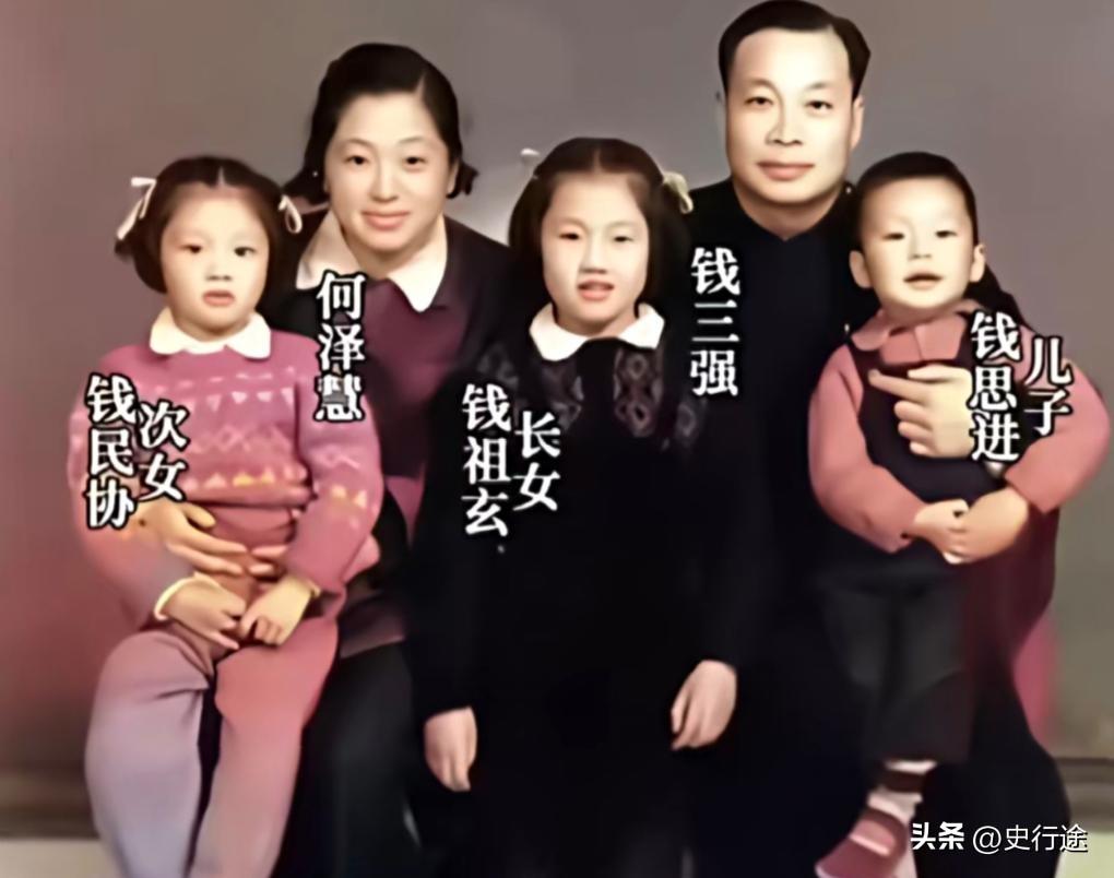 这张照片定格了“中国原子弹之父”钱三强与“中国的居里夫人”何泽慧的家庭温情时刻。