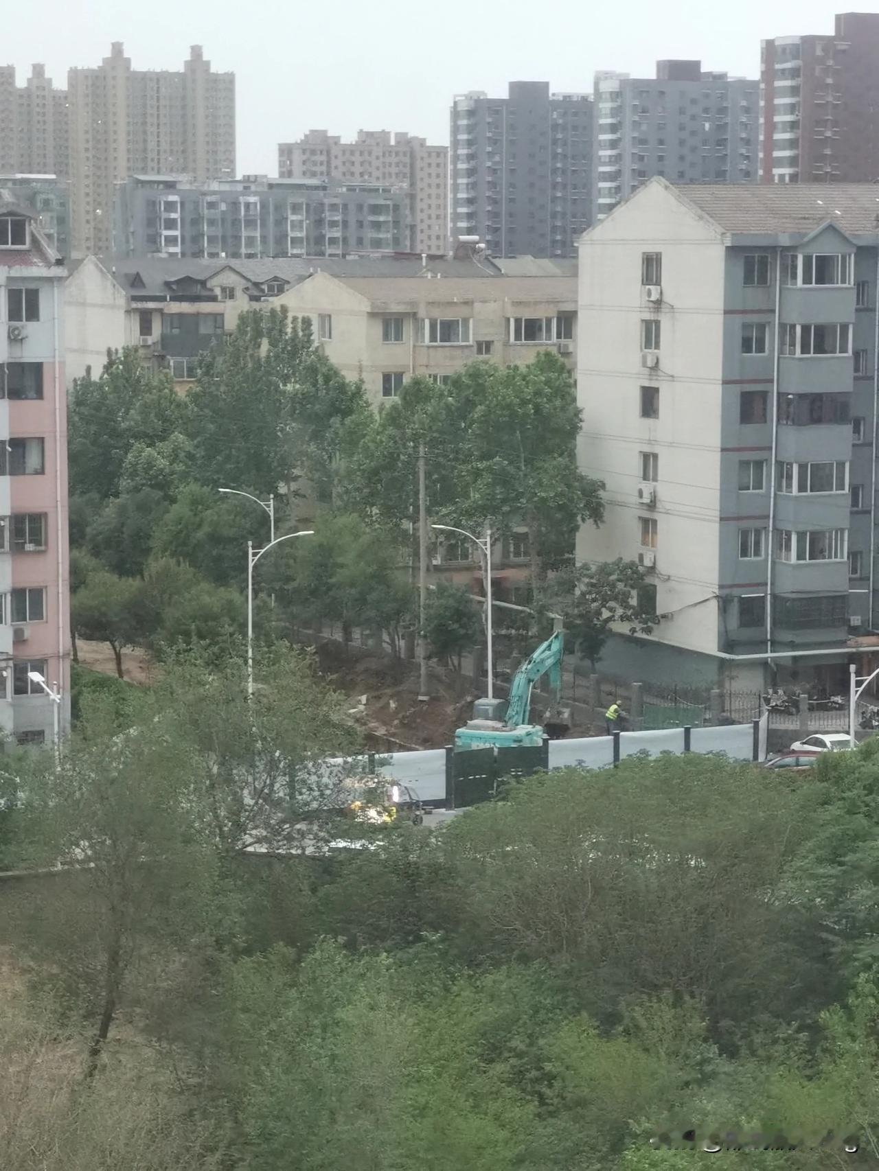 武安光明大街和北环路这里修路，现在无法通行，附近小区的人要注意绕行了，平常这个点
