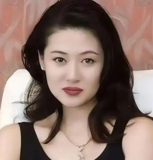 2002年，上海南阳路。28岁的陈宝莲从24楼纵身一跃，结束了自己跌宕半生。身后