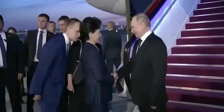 普京总统近期的四次出访，都是选择在夜里（凌晨）到达，是什么原因你知道吗？
1，2