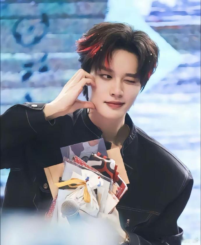 柯淳 瘦了是不是上镜好看一点柯淳瘦了之后上镜好好看！轮廓都清晰了，内娱镜头对身材