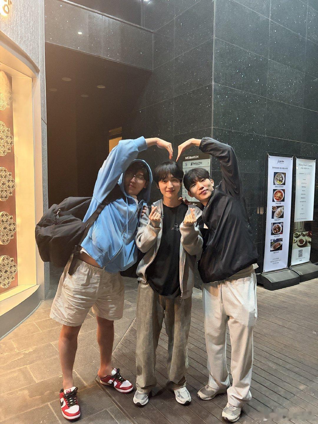 花生🥜跟亲故们的合影😊三人组合影素材🈶cr.Xia0XingXing720
