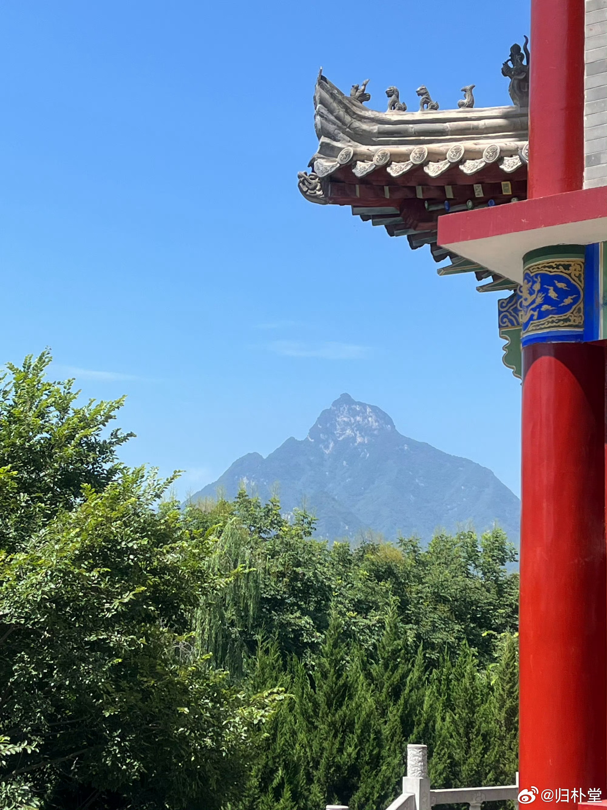 去长安城南六十里，有寺曰草堂。背倚圭峰，面瞰渼陂，云气常栖于檐角，松声时杂于梵唱