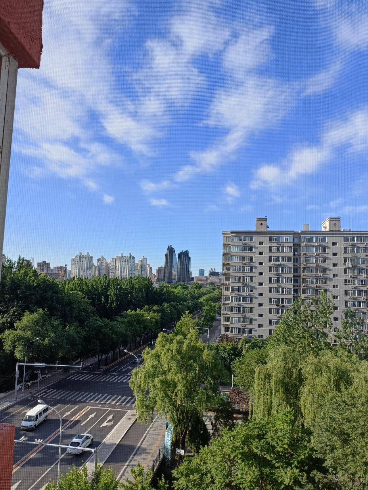 用一个词来形容今天的天气? 用“碧空如洗”形容今天的天气再合适不过了。就像泉城济