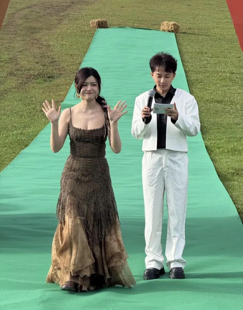42岁的陈妍希在经历离婚后，似乎彻底放飞了自我，最近的造型亮相让人眼前一亮！
