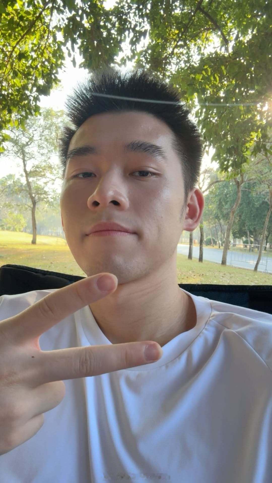 多给生活比耶，烦恼都会悄悄溜走啦✌🏻 羽毛球昆拉武特