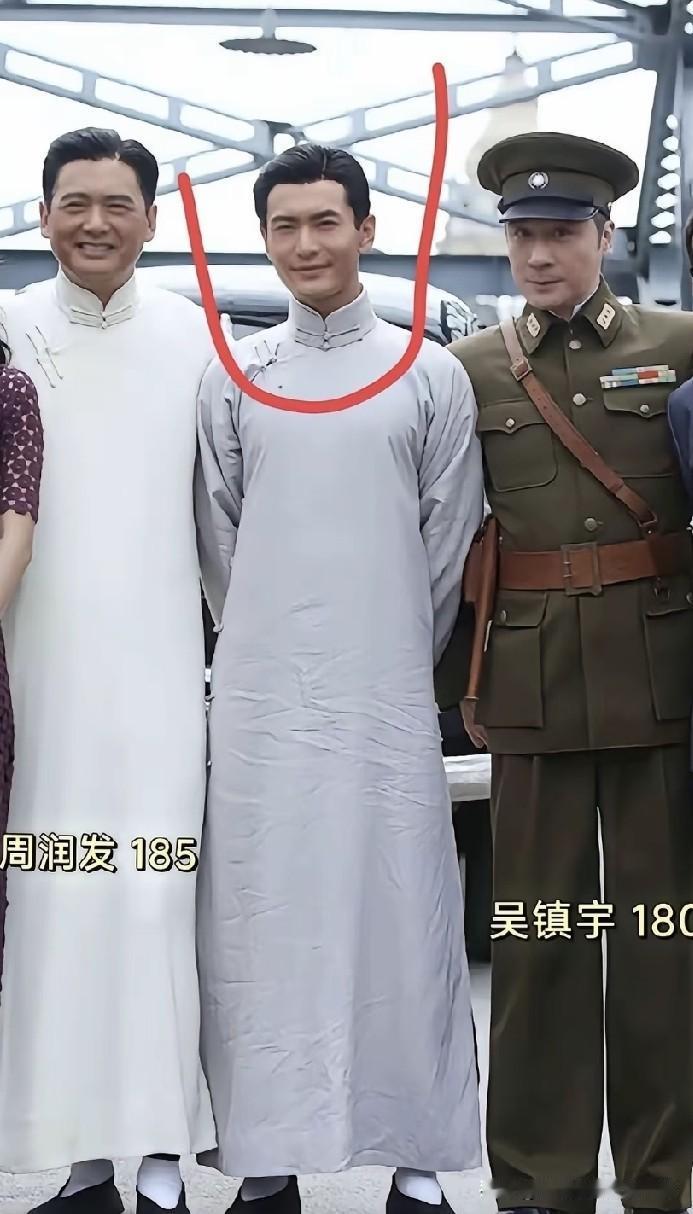 同框站在周润发身旁，黄晓明这个身形看着比例怎么样？