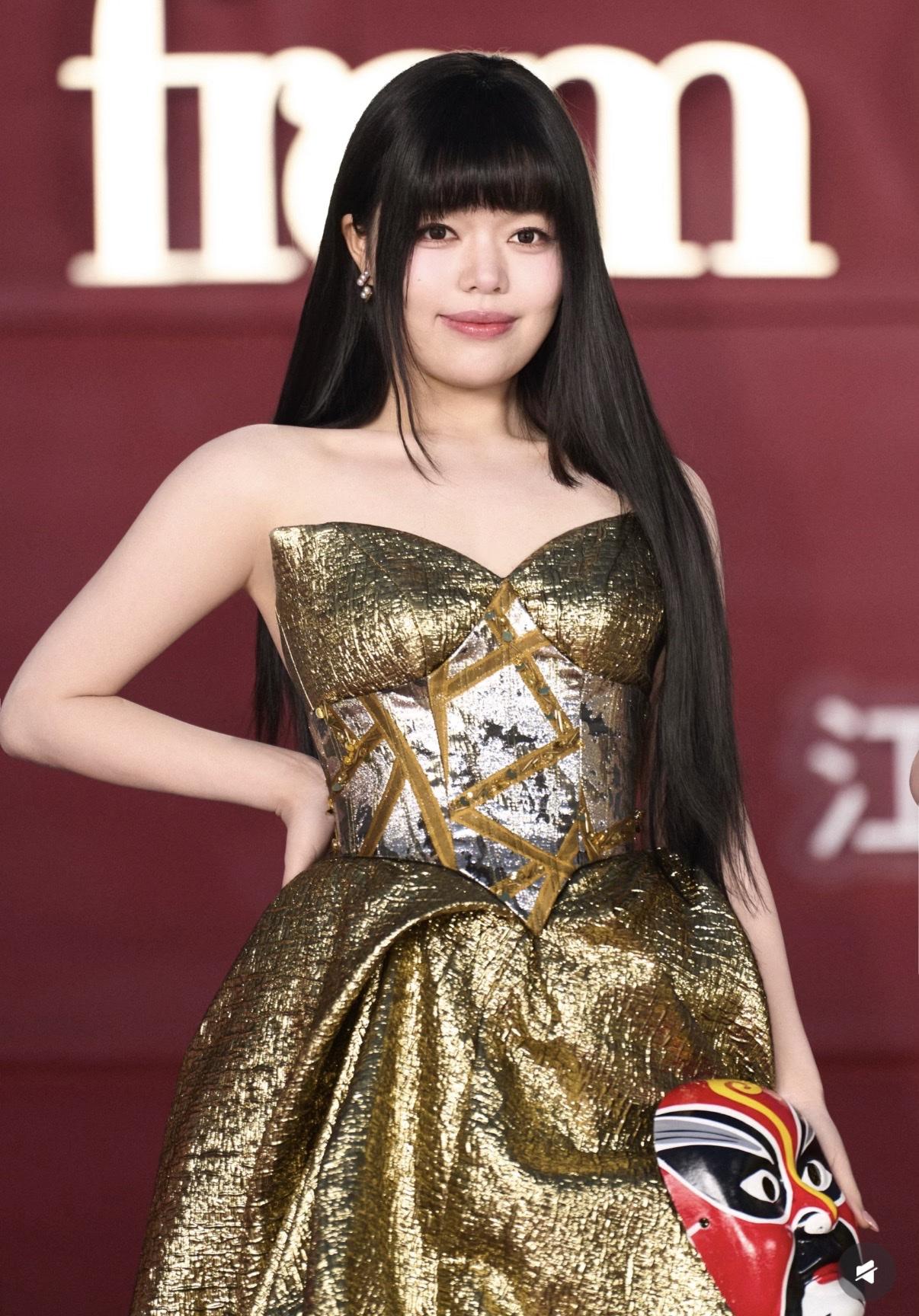 为什么奥黛丽厚本走芭莎红毯会被群嘲？

不是因为她长得不够好看，

也不是因为她