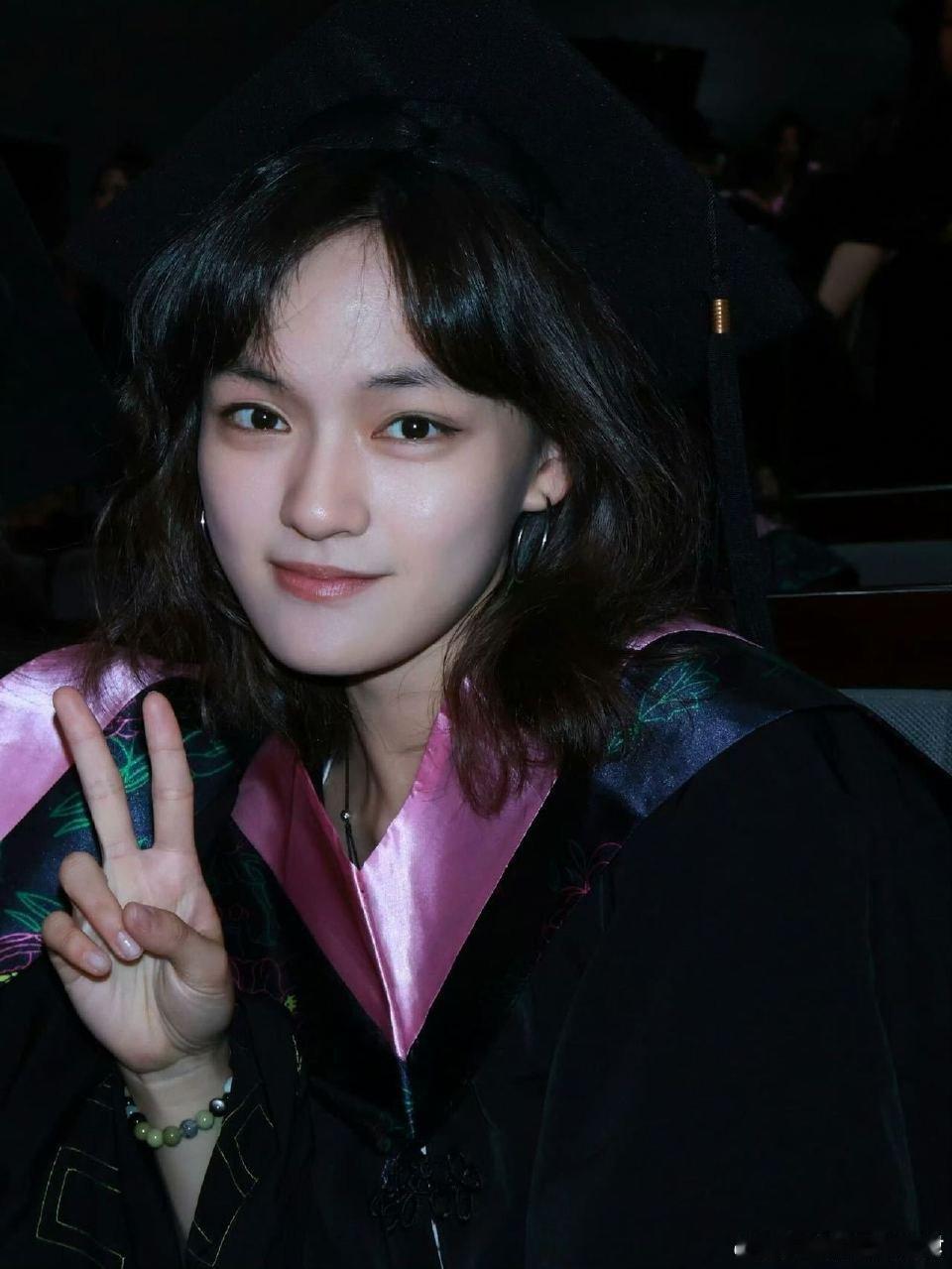 文淇路演笑不活了！影迷举牌提醒她刚毕业没了大学生优惠，《三滴血》宣传现场秒变“福