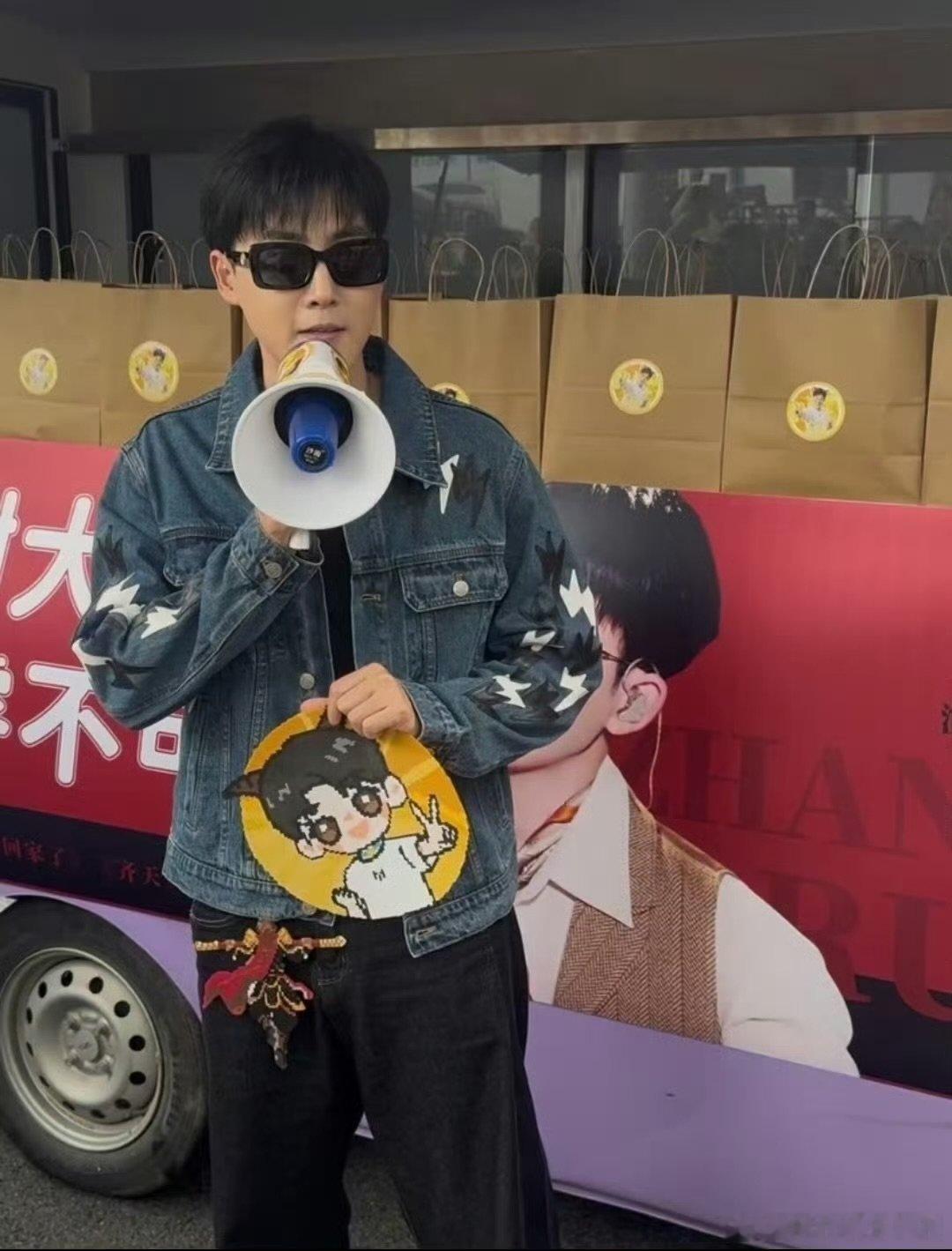 张睿模仿张艺谋名场面喊话粉丝张睿你是在养死士吗 内娱难得的鲜活线下画面，张睿用大