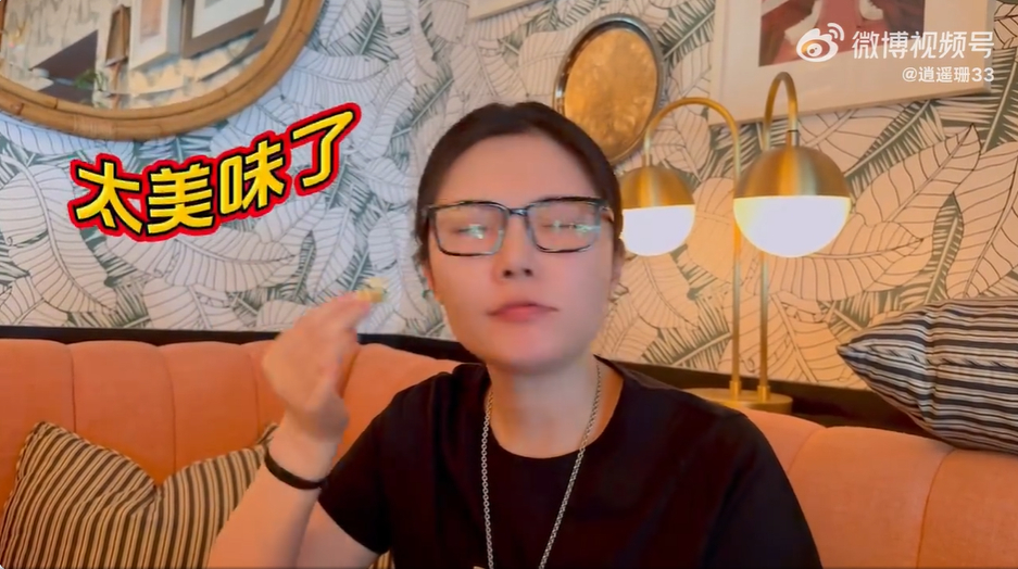 哇塞！这同框画面太养眼啦！“大嫂”徐冬冬和准婆婆站一块儿，颜值直接拉满。徐冬冬休