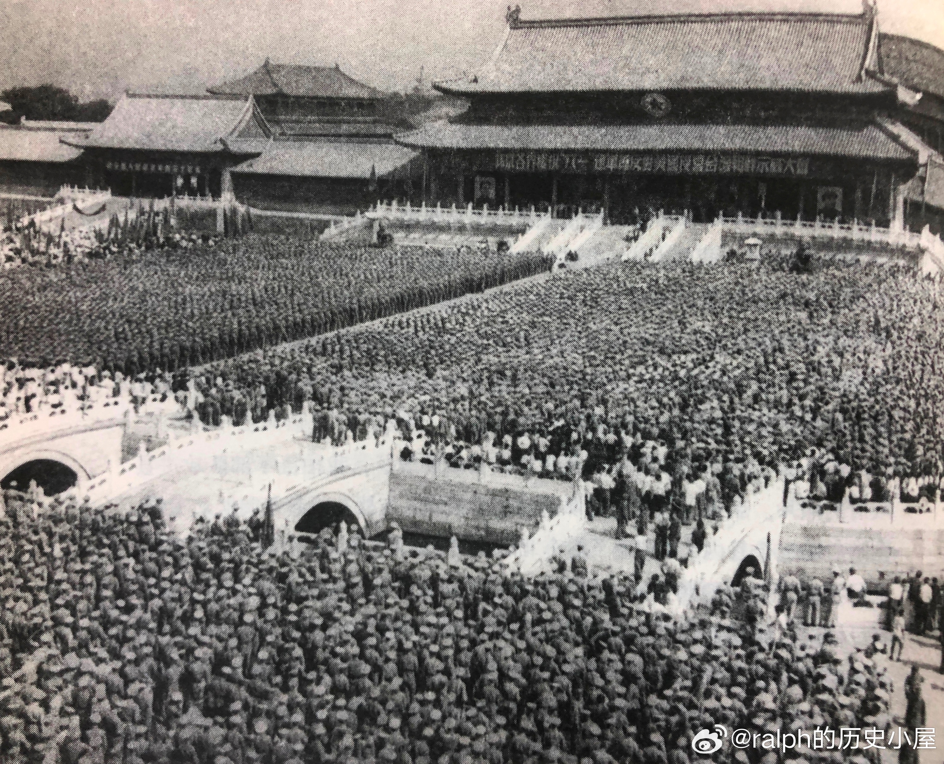 1950年8月1日首都各界人士4万多人在故宫太和门广场上举行盛大的庆祝“八一”建