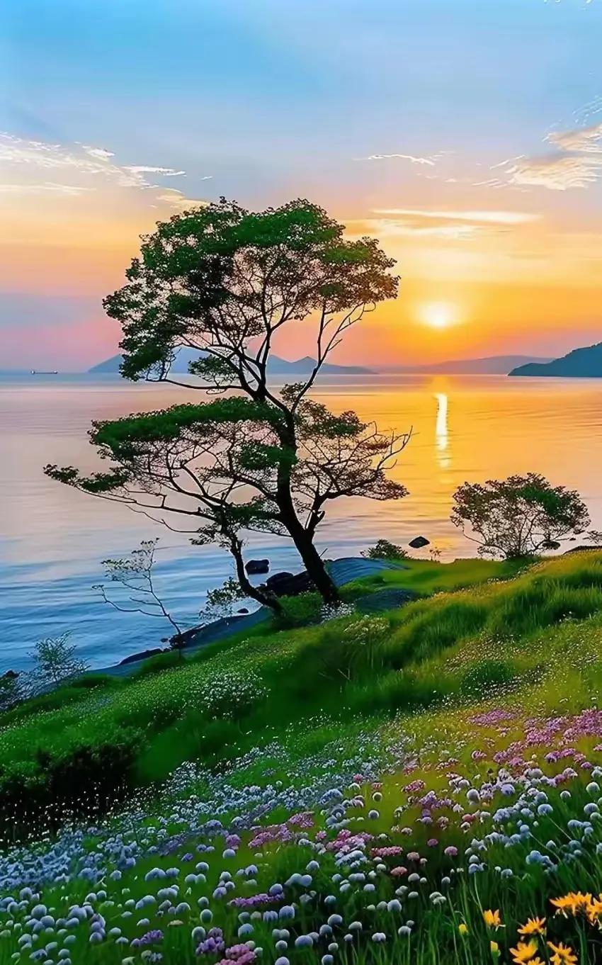 上联：夕阳落山霞卧江；
下联：？？？