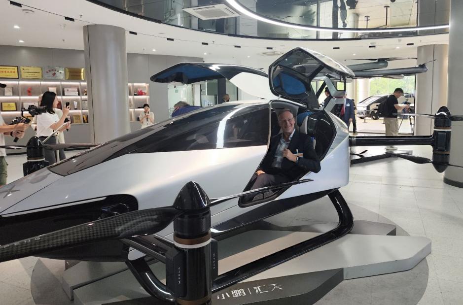全球首批量产飞行汽车中国下线！半小时造一辆，7000订单排队等交付
 
11月3