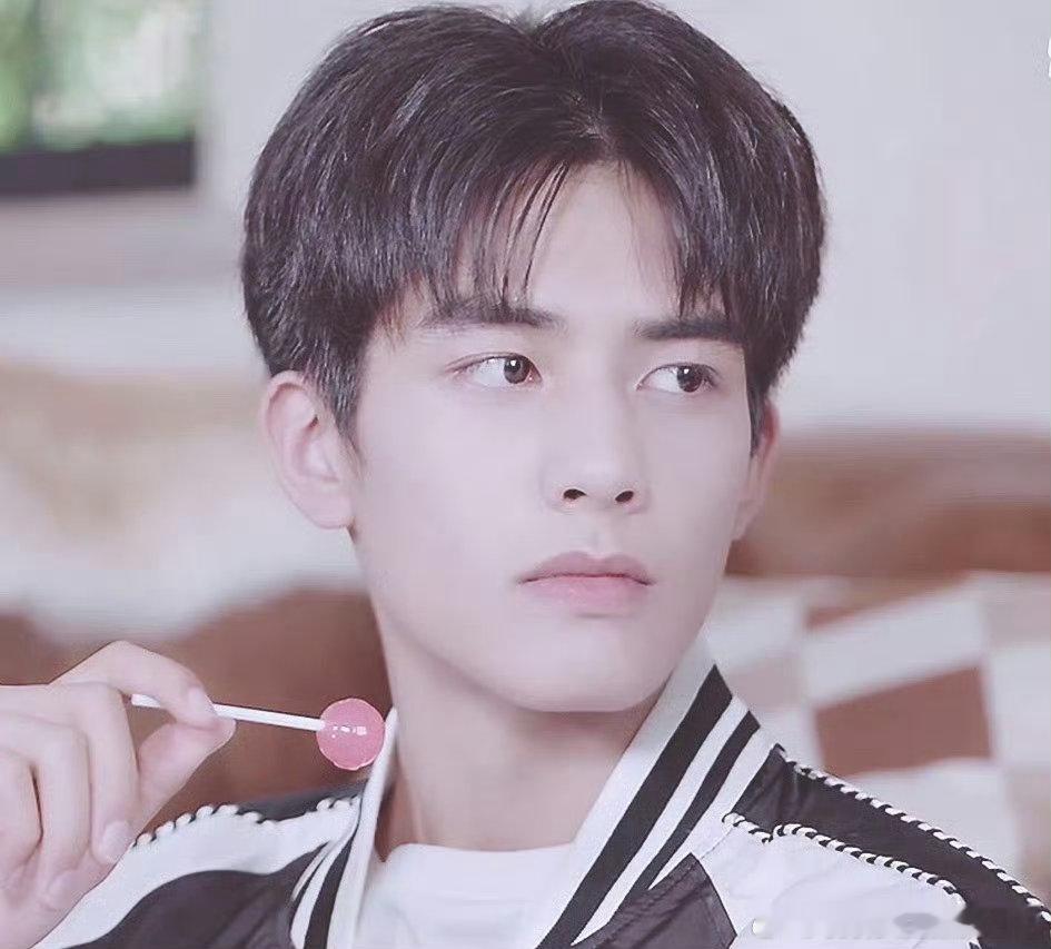 宋威龙私底下烟酒都不来真的很欣赏宋威龙，烟酒不沾，生活自律，不管是外在形象还是内