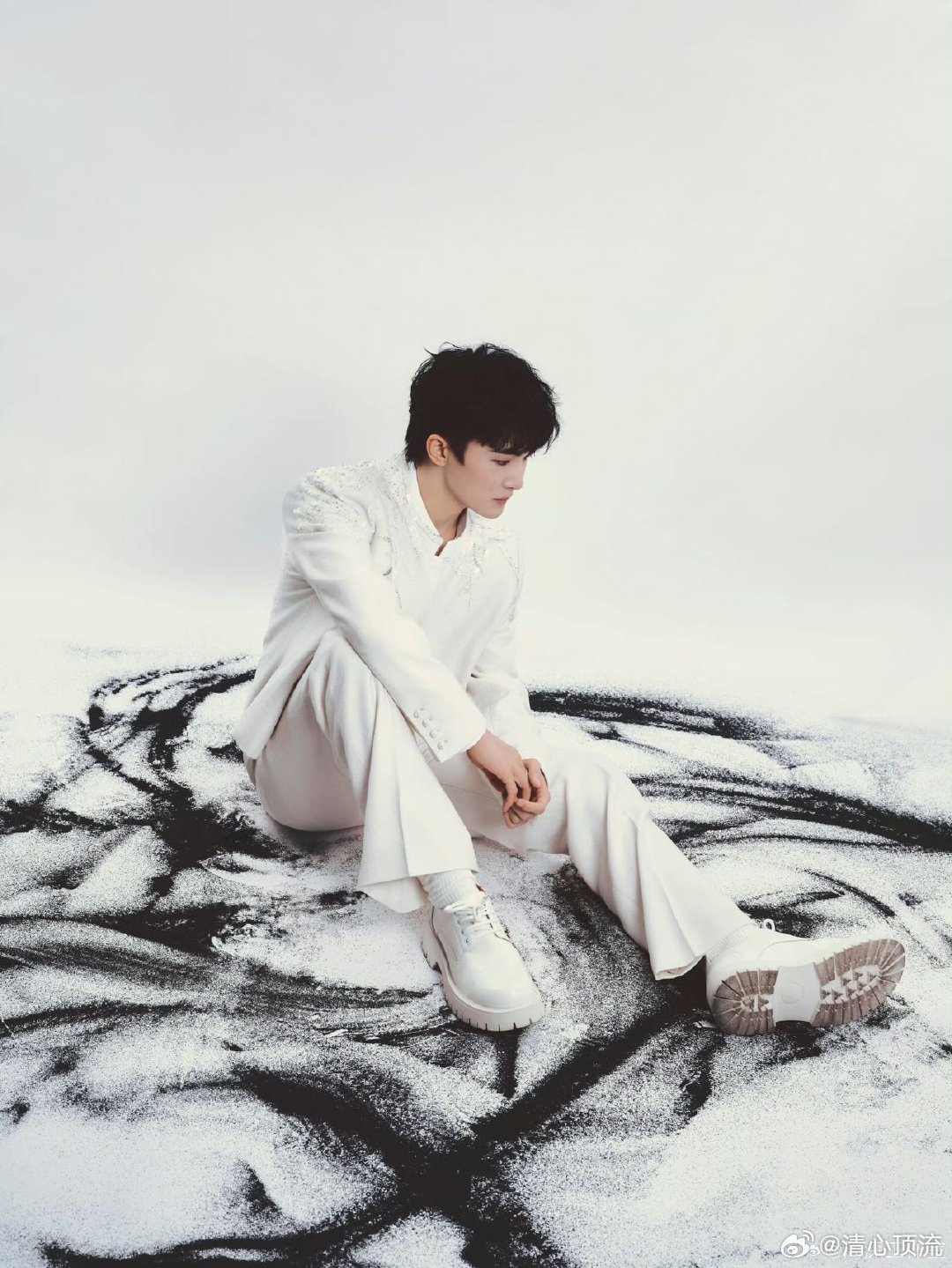 周深月之纪上线 周深月鳞绮纪主题曲《月之纪》今天终于可以上线了呀，听到他用旋律讲