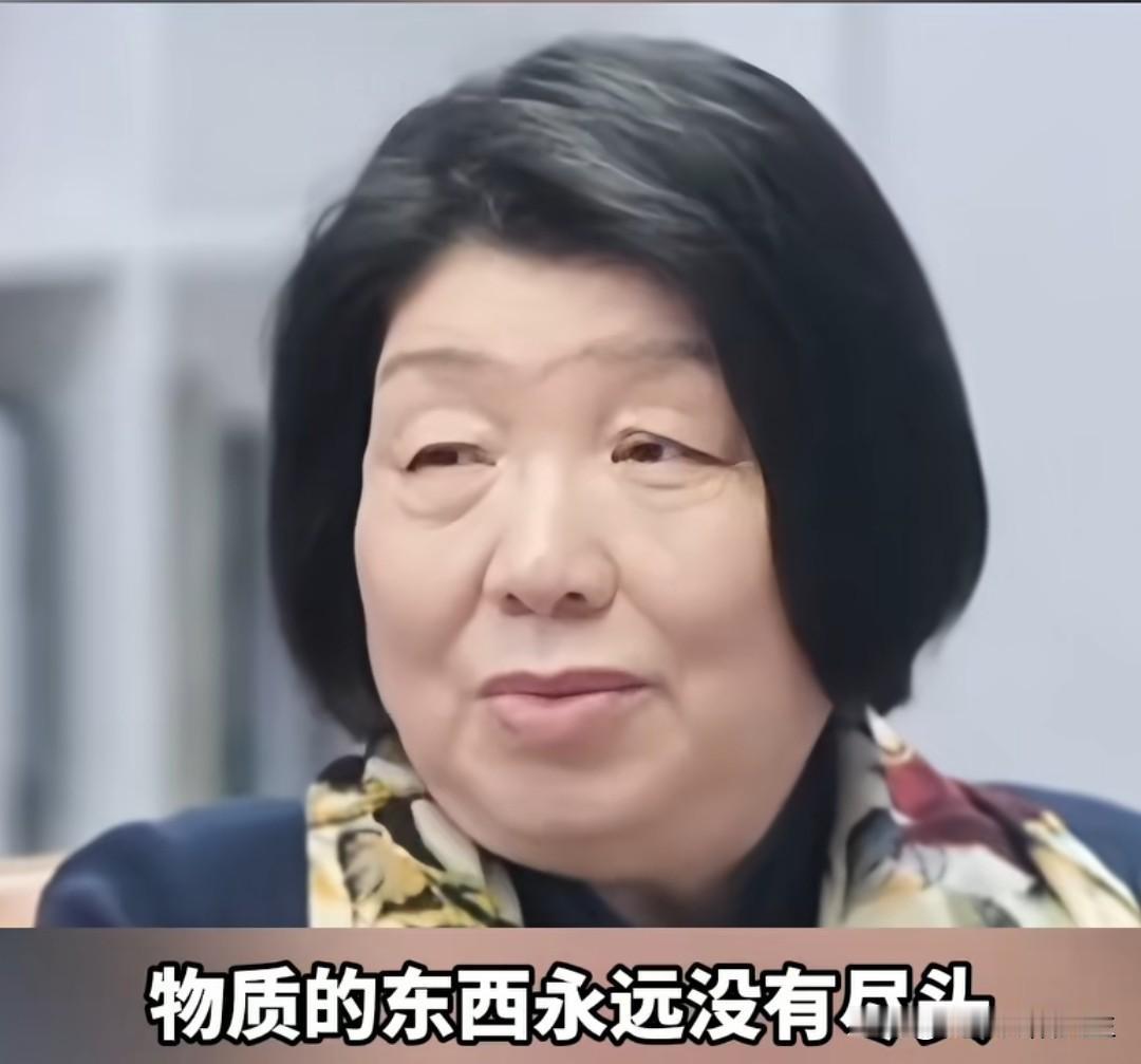 作家毕淑敏有一段非常治愈人心的话:
“人生第一不要比较，物质的东西，永远没有尽头