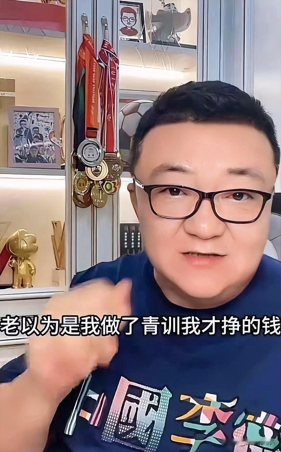有人质疑董路，说他怎么一火了就直播带货。

但是却不知道董路带货已经十年了：李佳