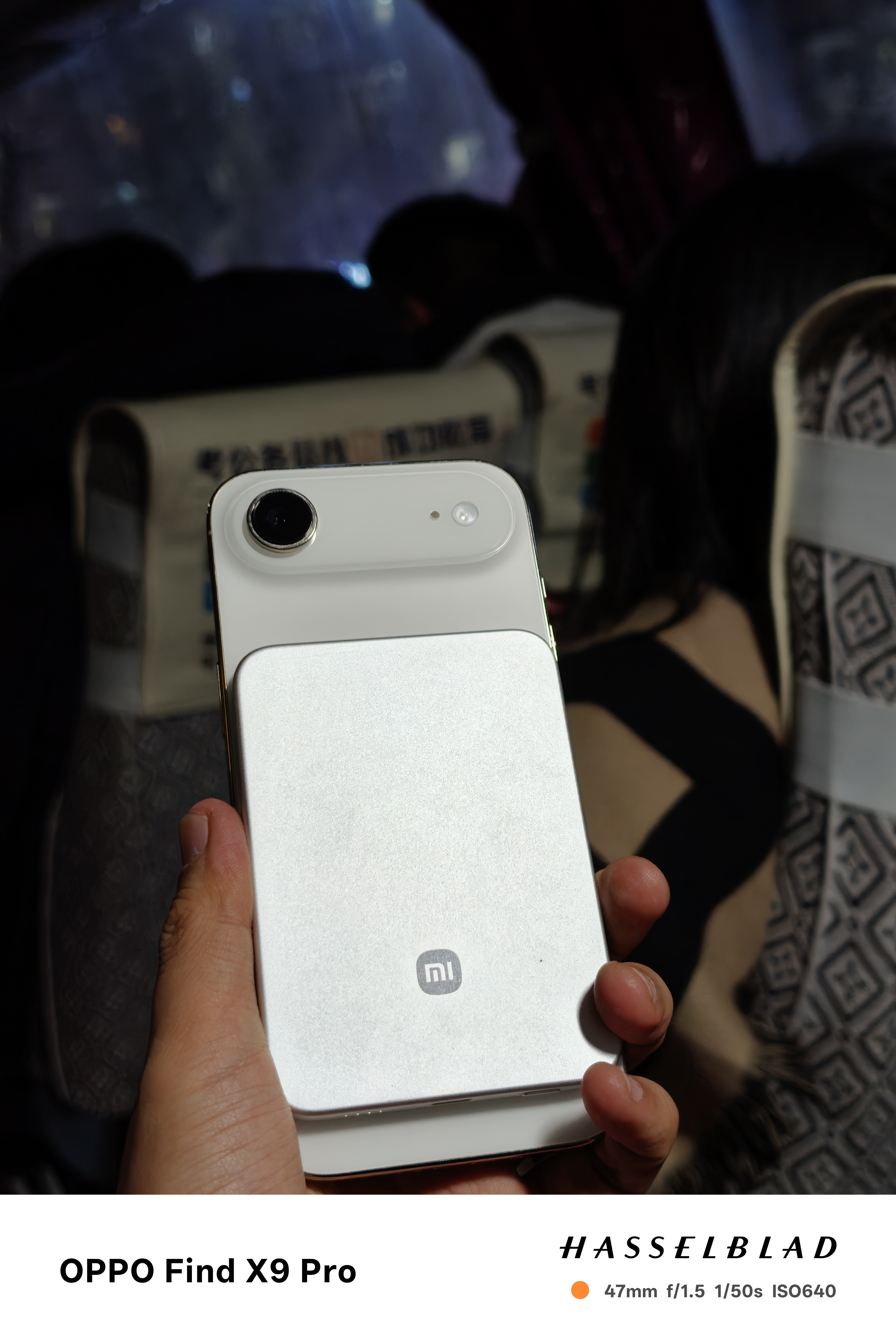 这次出差。主力机还是用的 iPhone Air，出发之前充满的小米金沙江充电宝这