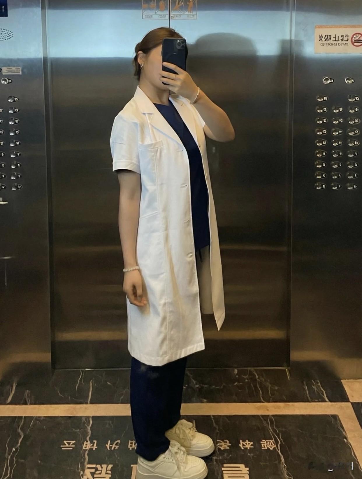 我认为应该，吸烟本身有害健康，而且公共场所吸烟会导致公众无形之中吸二手烟！