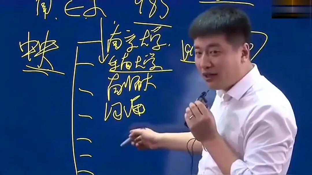 顶流教育博主张雪峰，41 岁就因心脏病突然离世，而他的猝死，恰恰戳中了当下千万大