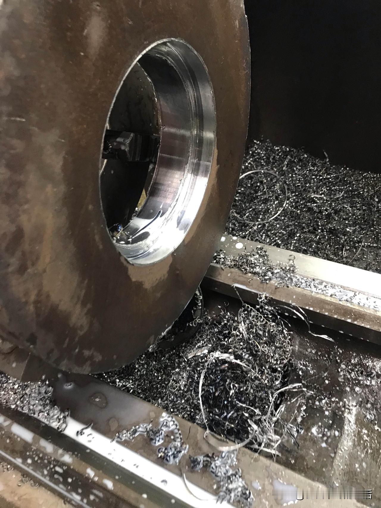 车个法兰而已，连刀杆都车坏了。话说：这是内孔风割出来的法兰，厚50，就车个内孔倒