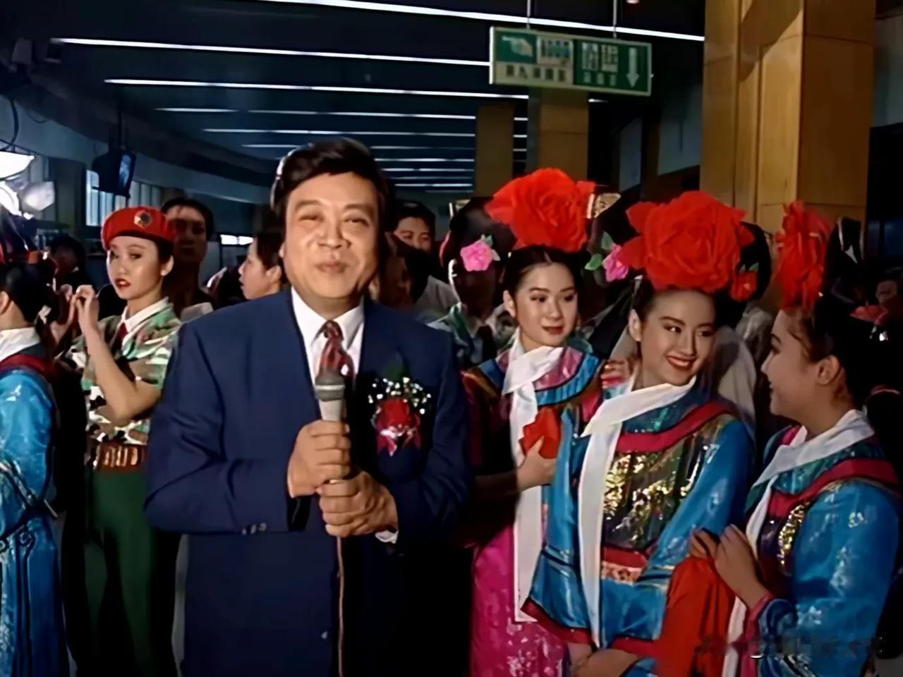1996年，赵忠祥在春晚后台采访正在排练的董洁等演员 那时的董洁亭亭玉立好漂亮。
