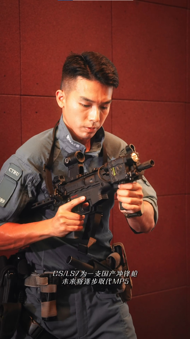 香港特警装备的国产LS7冲锋枪，好像瞄具和照准器都是自购的，没有用国产171全息