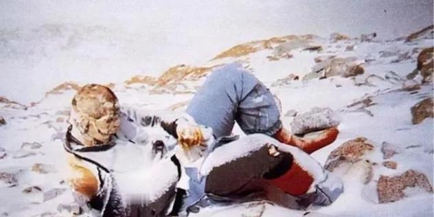 1998年，一对夫妻攀登珠峰，妻子被遗弃在山顶，她绝望喊道：“不要扔下我，好吗？