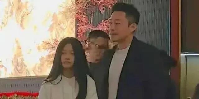 小玥儿正脸爆火！留长发温柔但眼神犀利，长得跟妈妈大S一模一样 ​​​