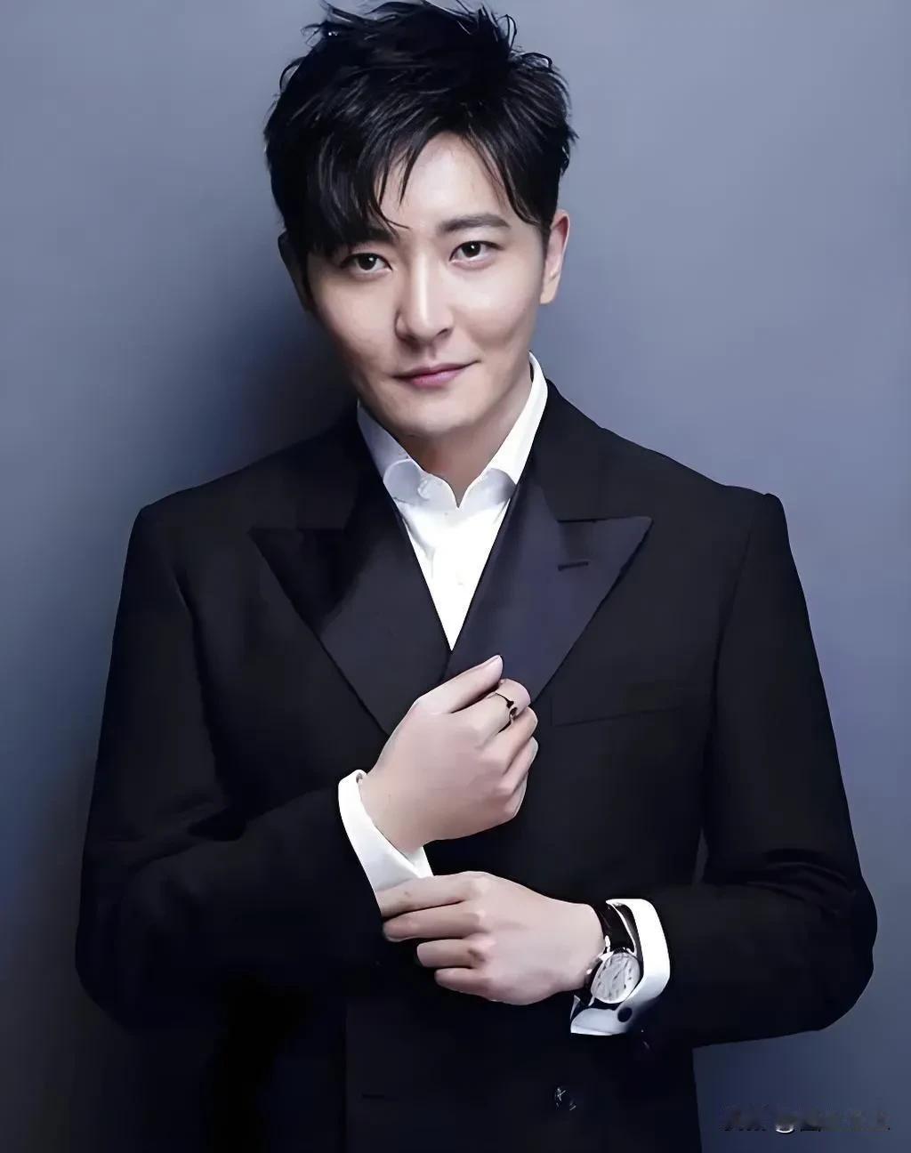 郭京飞说，我恋爱谈得不多，在男演员里面我肯定不算多。小时候比较怪，觉得自己是艺术