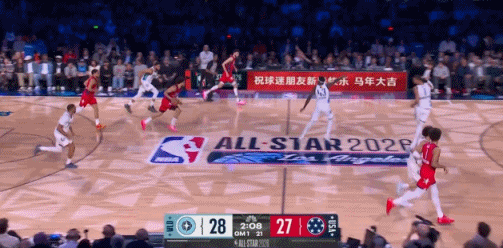 坎宁安突破上篮，文班镇守篮下，高高跃起单臂将球死死按在篮板上，直接钉板，全场惊呼