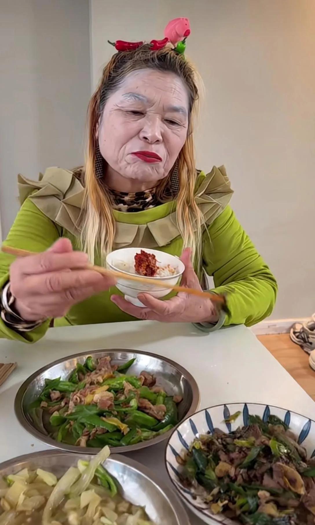 大妈都这么大年纪了，这样装扮合适吗？