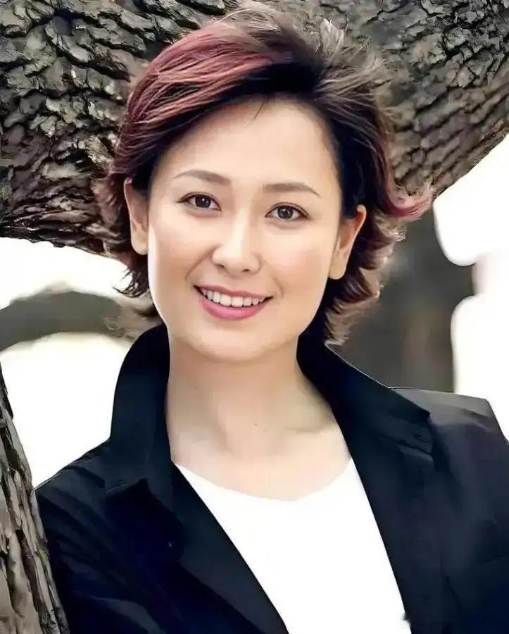 1994年，演员左翎抱着飞天奖奖杯回家，她丈夫王建成瞥了一眼，摔了筷子，说了句：