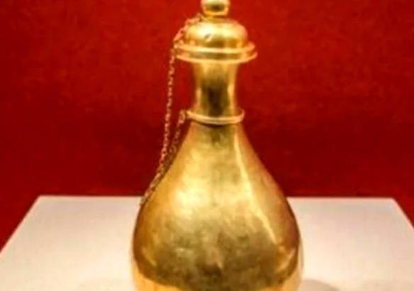 1951年，考古人员在万历皇帝妃嫔墓中，发现一个小金瓶中装有神秘液体。化验结果一