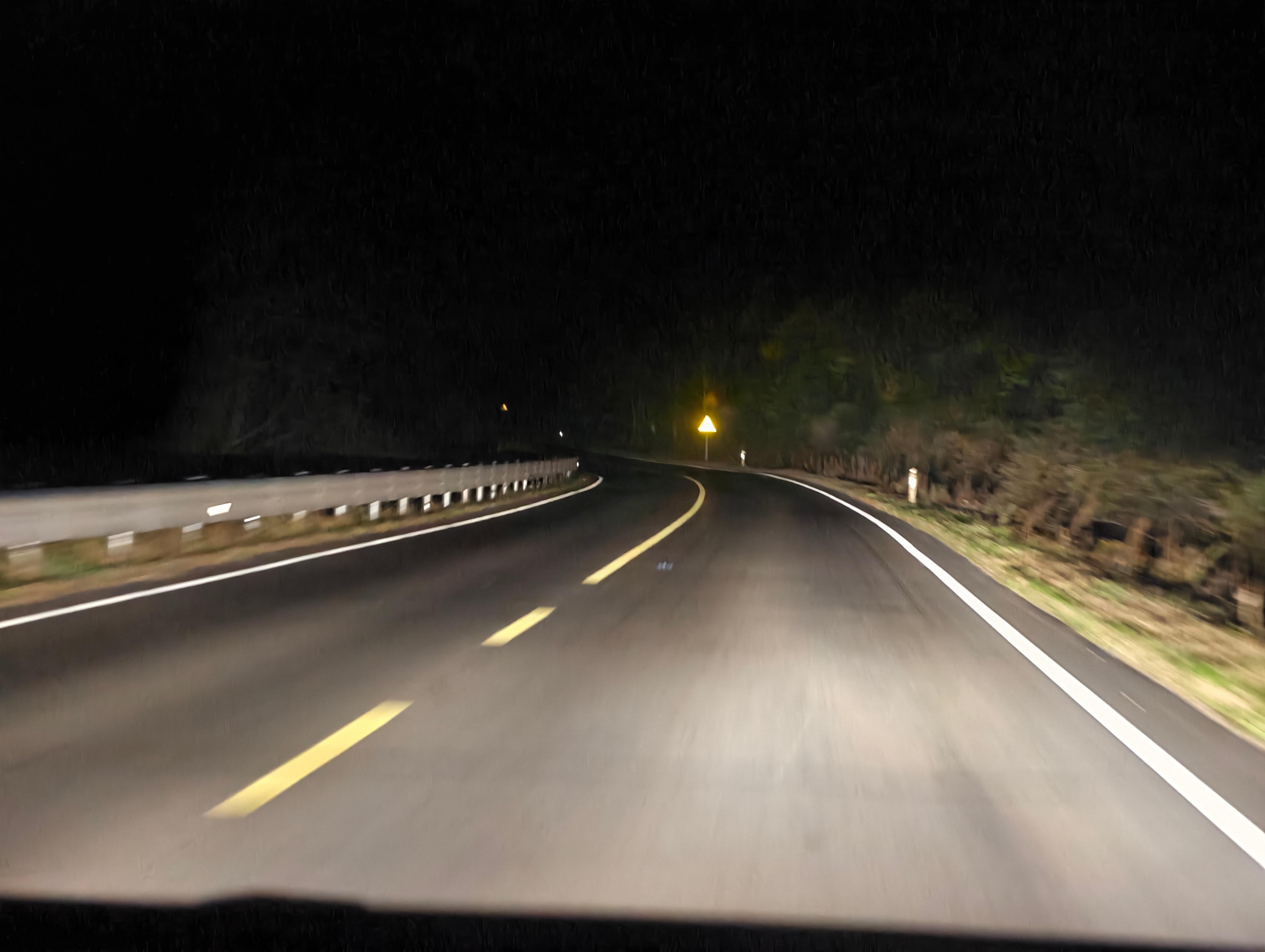 东北的国道晚上前后十几公里路，就我们一辆车，NOA开启随心开。[馋嘴] ​​​