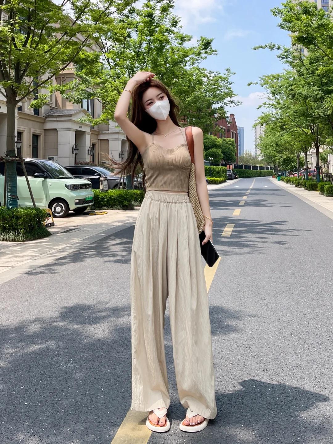 #夏日生活打卡季#✨夏日清新LOOK来袭！卡其色吊带+浅灰阔腿裤，简约高级感爆棚